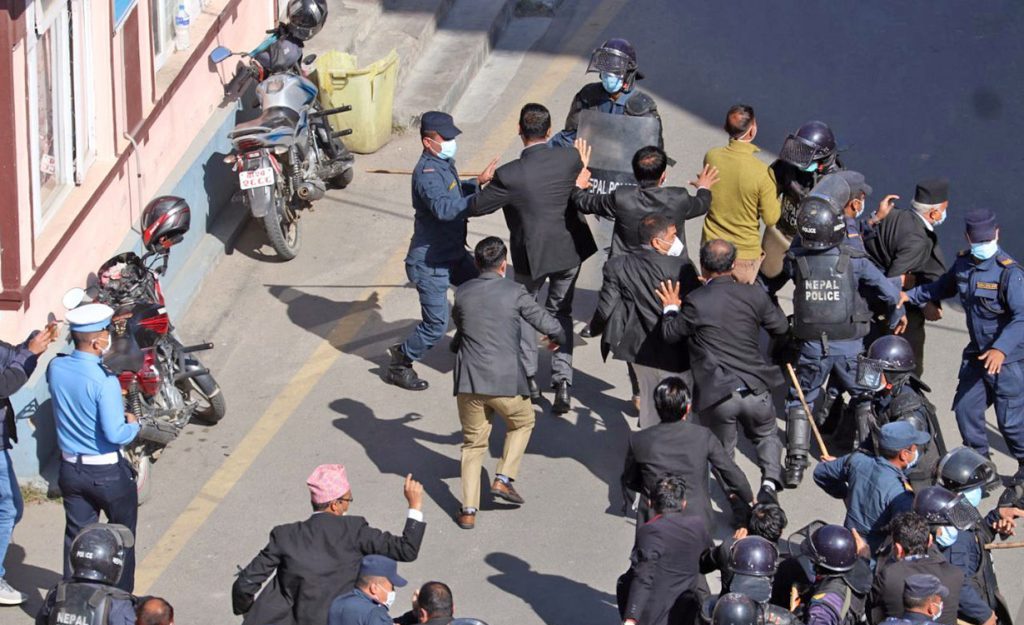 कानून व्यवसायीको माइक प्रहरीले खोस्यो