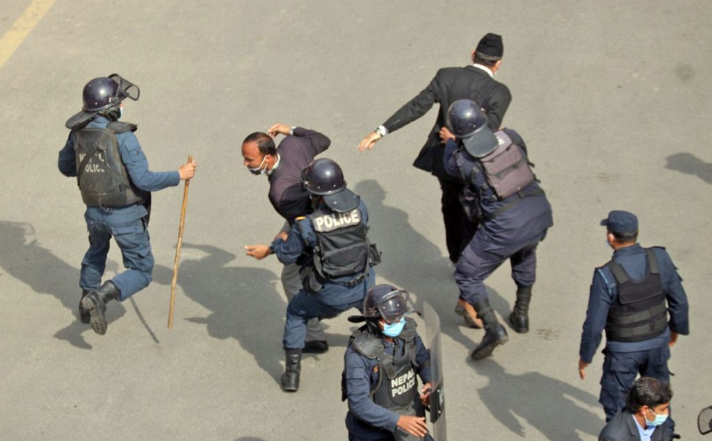 सर्वोच्च परिसरमा कानून व्यवसायी र प्रहरीबीच घम्साघम्सी