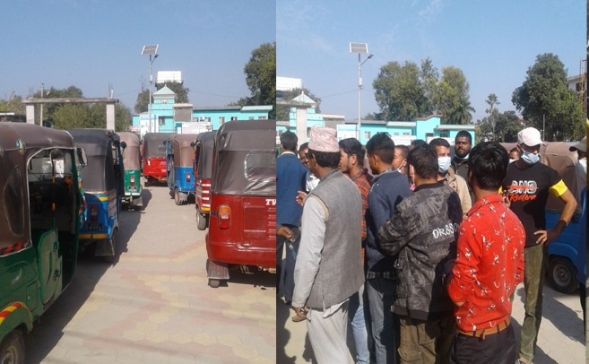 ट्राफिक प्रहरीले दुःख दिएको भन्दै अटोरिक्सा चालक आन्दोलित