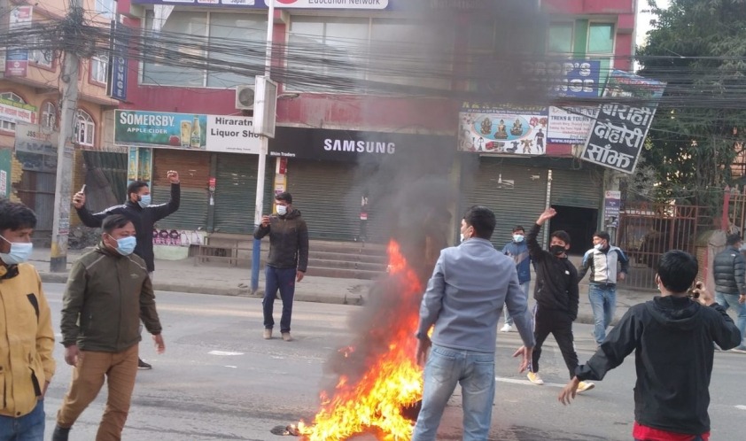 साझा बसमा तोडफोड