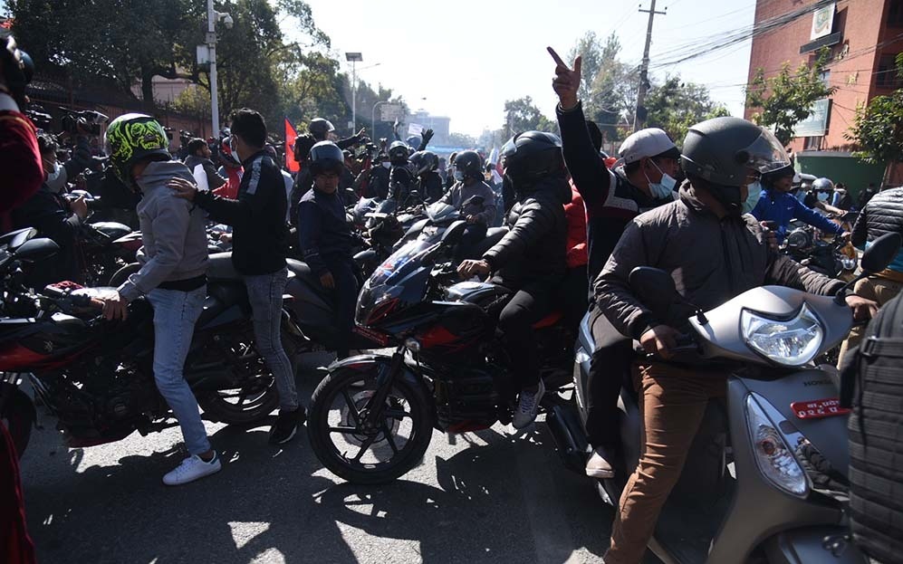 बारको आन्दोलन बिथोल्न सर्वोच्च अगाडि युवाहरूको प्रदर्शन