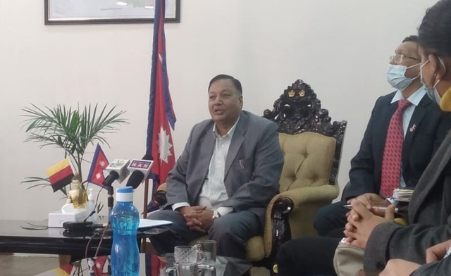 कक्षा ८ सम्मका विद्यार्थीलाई दिवा खाजाका लागि अर्थले बजेट दिएन : शिक्षामन्त्री