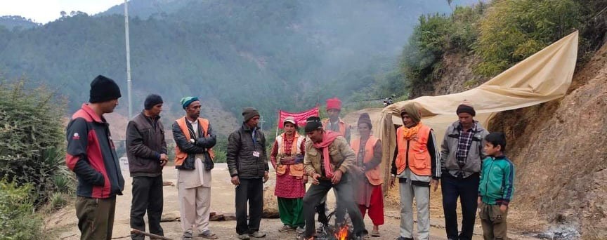 पारिश्रमिक नपाएको भन्दै मजदूरले गरे सडक अबरुद्ध