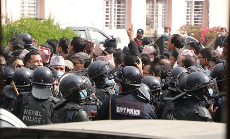 सर्वोच्चमा वकिल र प्रहरीबीच धक्कामुक्का, केही वकिल घाइते