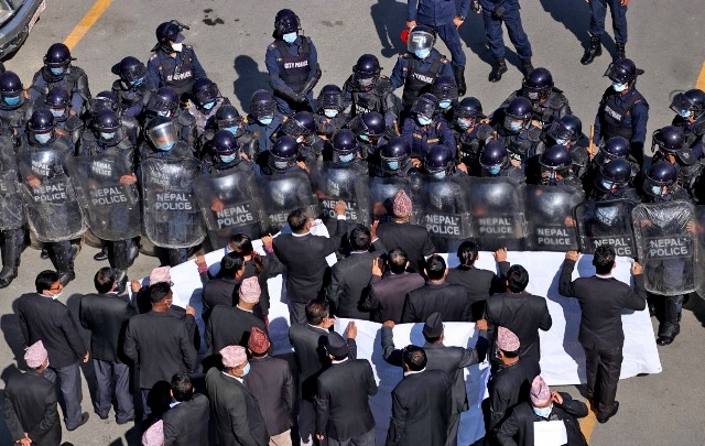 कानून व्यवसायीहरुले मागे गृहमन्त्रीको राजीनामा