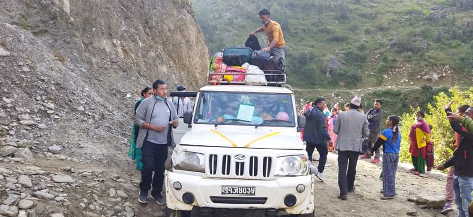 बाजुरामा प्रशासनले तोकेको भाडादरमा जीप नचलाउने व्यवसायीको निर्णय