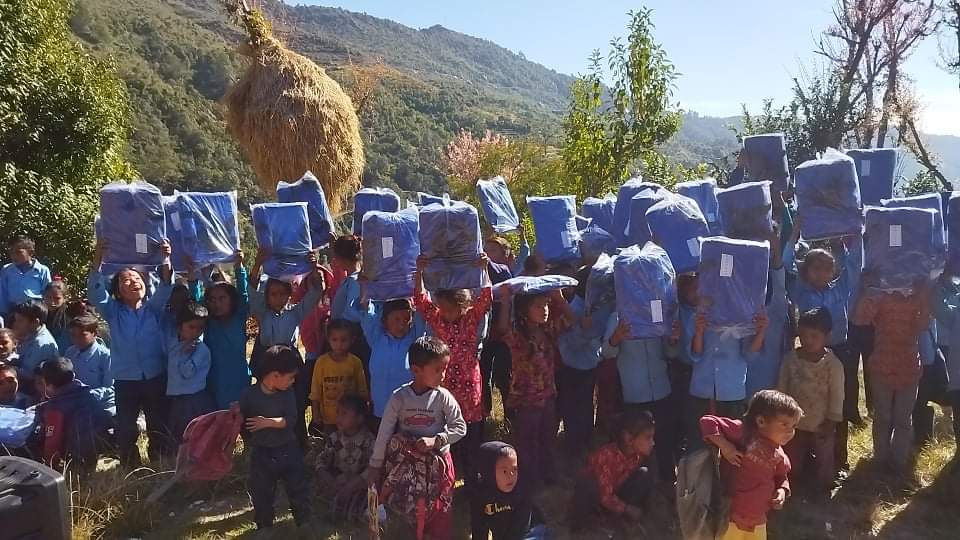 बुढीगंगाकाे दुधिर आधारभुत विद्यालयका विद्यार्थीलाई झाेला वितरण