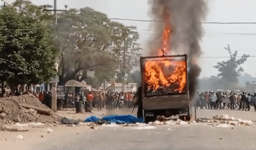 ट्रकको ठक्करबाट एक महिलाको मृत्यु, स्थानीयले गरे ट्रकमाथि आगजनी