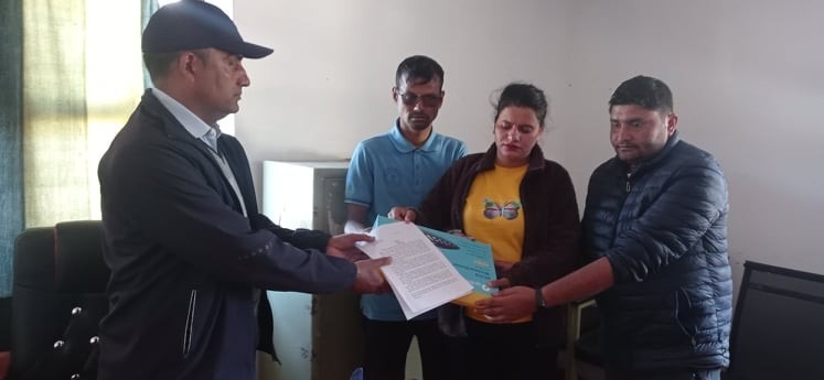 बाजुरामा इन्टरनेट राम्रो नचलेको भन्दै पत्रकारले बुझाए ज्ञापनपत्र