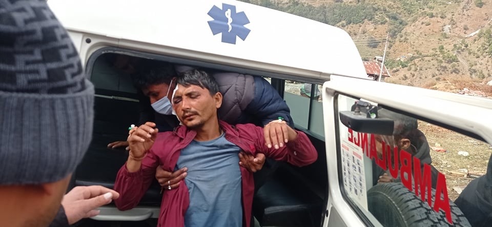 अटो दुर्घटना परि घाइते भएका युवकलाई डडेल्धुरा रिफर