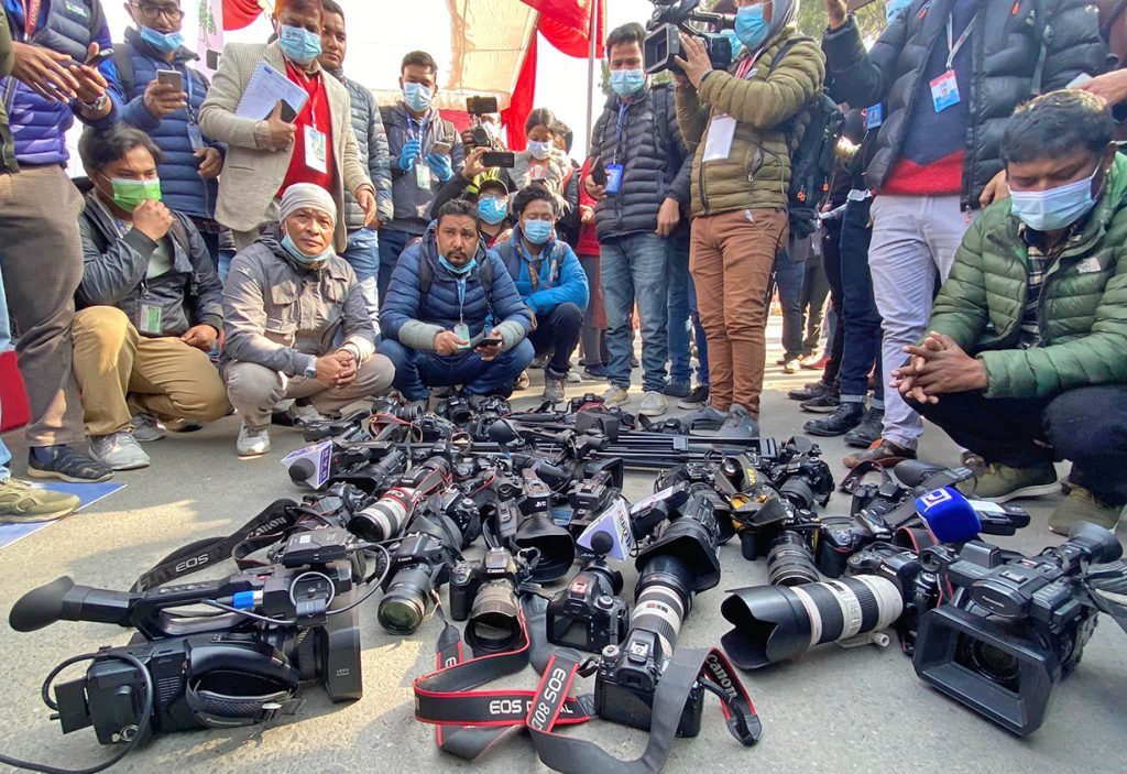 कांग्रेसको मतदानस्थलमा फोटो पत्रकारहरुको विरोध