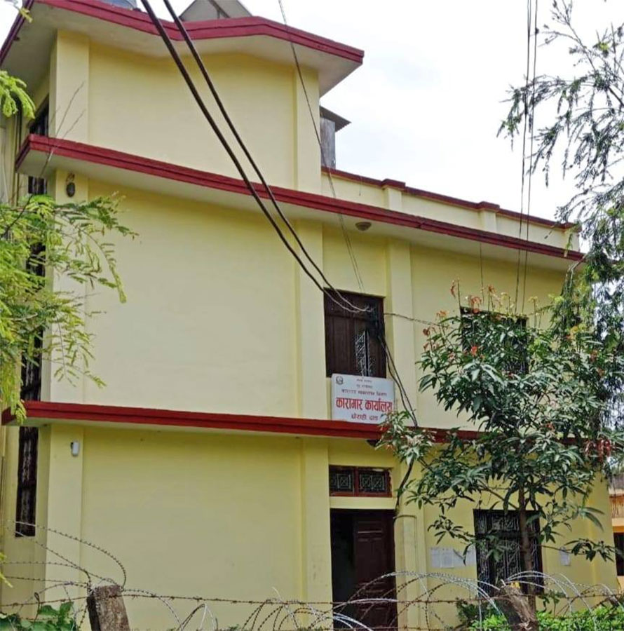 प्रहरीकै मोटरसाइकल लिएर कैदी फरार