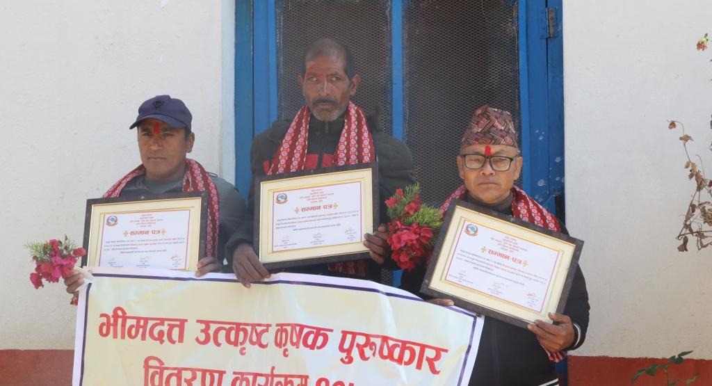 बाजुराका ३ जना कृषकलाई भिमदत्त उत्कृष्ट पुरस्कार