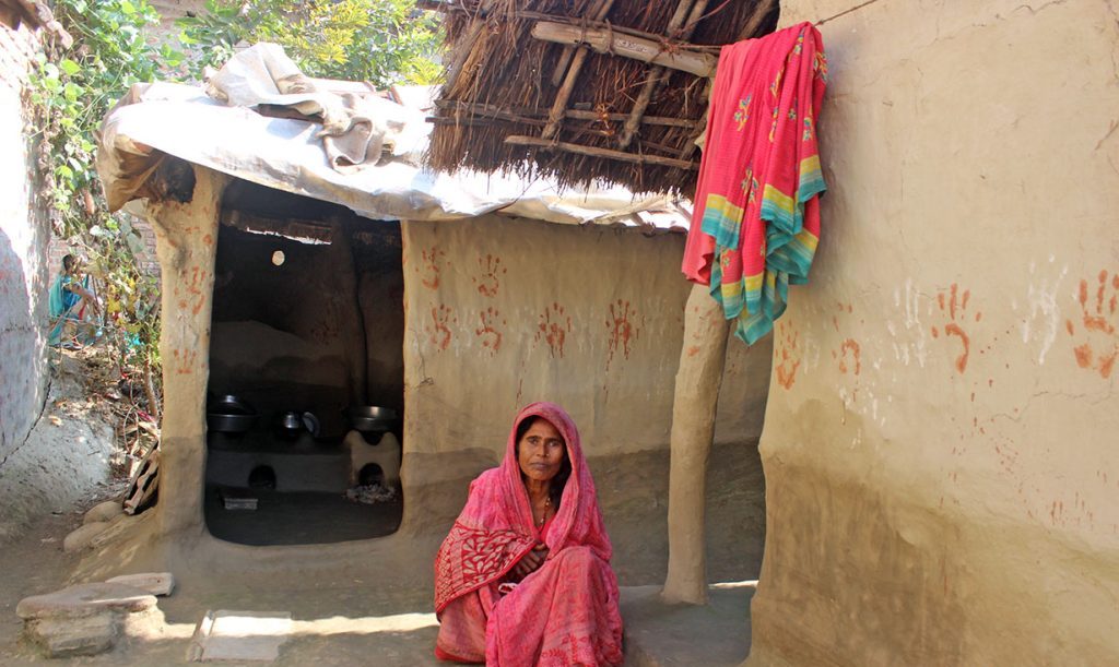 ‘परालमाथि पुराना लुगा ओछ्याएर सुत्छौं’