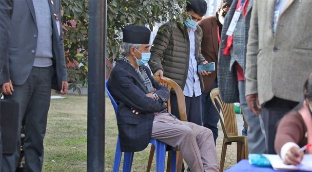 मतदान गर्न बुथमा छिर्नुअघि प्रतिनिधि भेट्दै देउवा