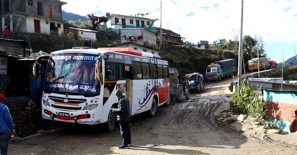 मार्तडीमा बसपार्क नहुँदा सडक छेउमै पार्किङ गरिदै