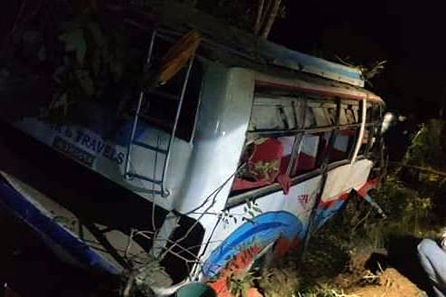 बस दुर्घटना हुँदा चालकको मृत्यु, आठ जना गम्भीर घाइते
