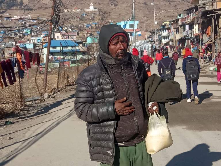 ४६ वर्षीय चेते कुलाल १५ वर्षदेखि ओढारमै, सम्पत्तिको नाममा एउटा फाटेको कम्बल