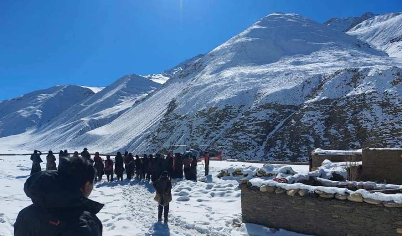 हिउँले सडक अवरुद्ध, हेलिकाेप्टरमार्फत सुत्केरीको उद्धार