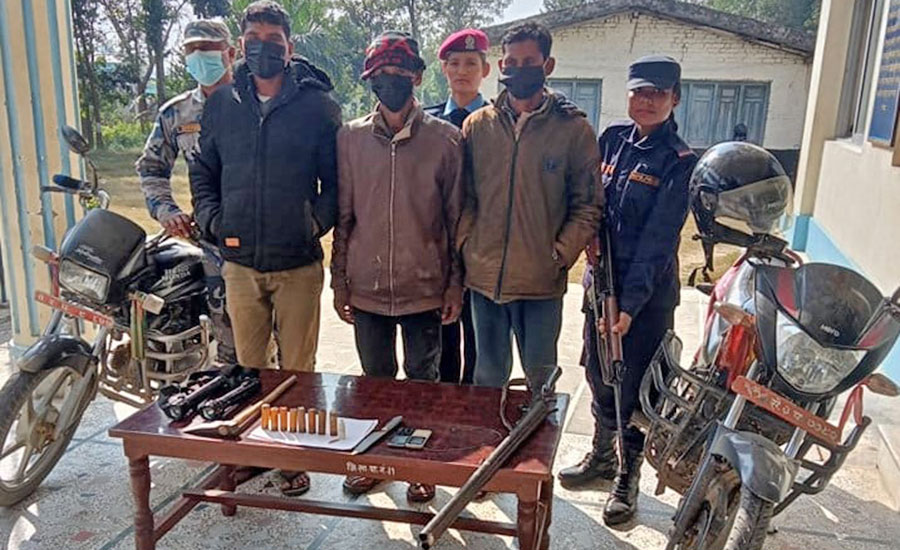भरुवा बन्दुक र ८ राउण्ड गोलीसहित तीन जना पक्राउ
