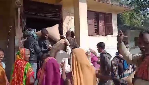 गाउँपालिकाका कार्यालयबाट किसानले लुटे गहुँको बीउ