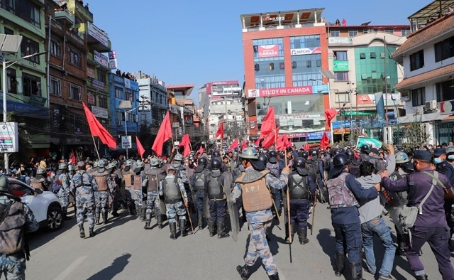 एमसीसीको विरोध : संसद् भवनअघि झडप