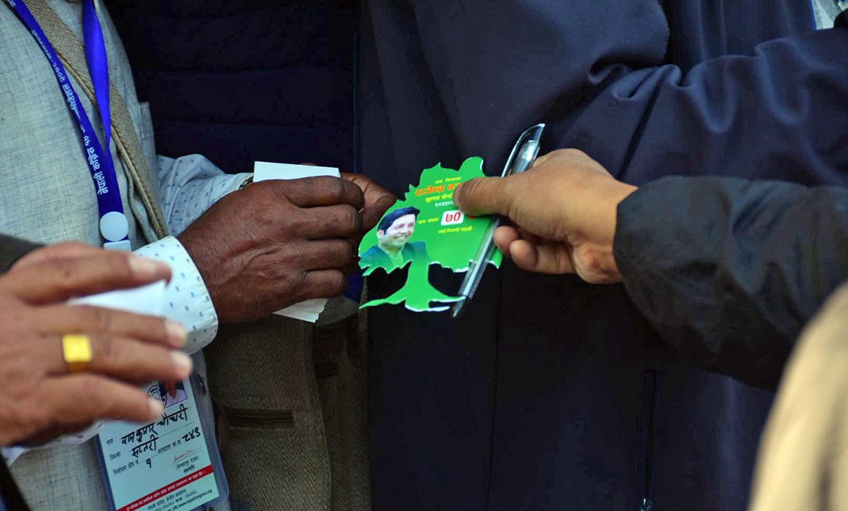 कांग्रेस प्रतिनिधिहरुलाई डटपेन बाँड्दै, भोट माग्दै