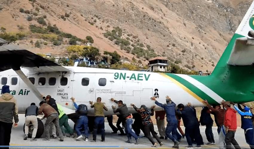 उड्ने जहाजलाई हातले धकेलेर गुडाउनु परेपछि…