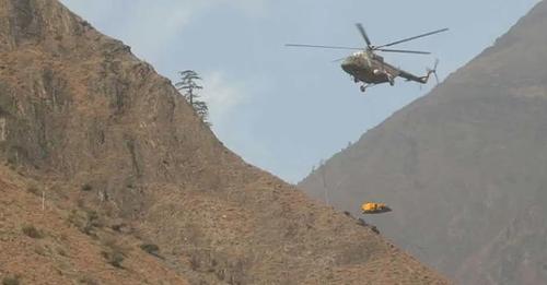 हेलिकोप्टरबाट डोजर ढुवानी गरी सिस्ने हिमालको काखमा सडक