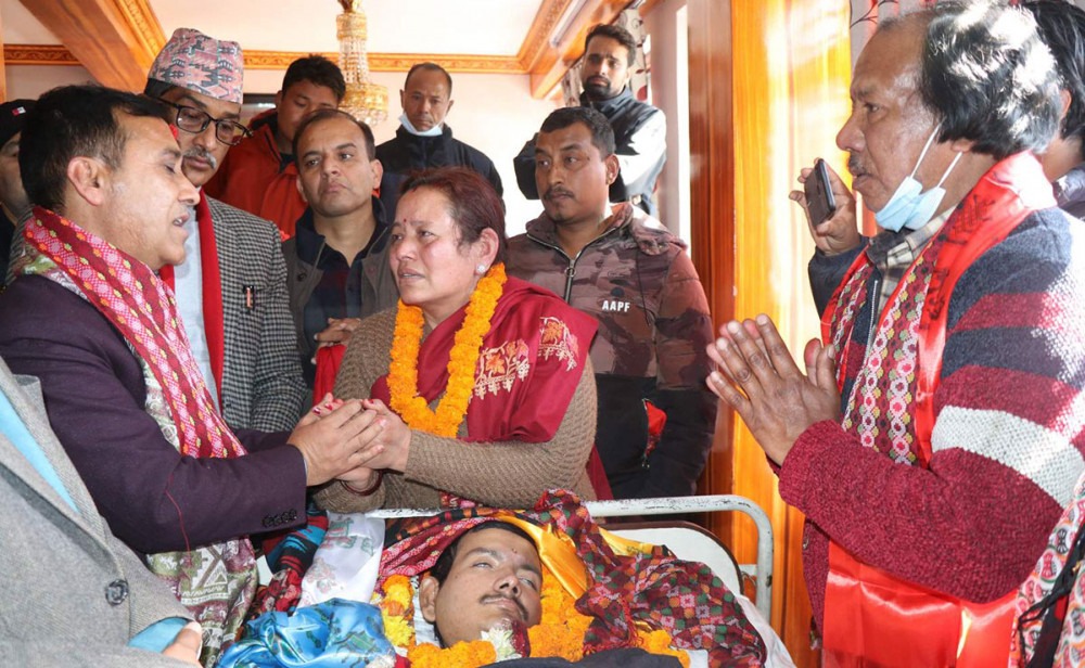 ‘ज्यूँदो सहिद’ भेट्न पुगे कांग्रेस महामन्त्री शर्मा