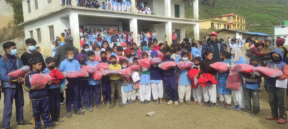 जन्मदिनको अबसरमा गरिव तथा बिपन्न बालबालिकालाई जकेट उपहार