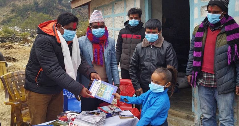 विद्यार्थी नेता जंग विकले बाँडे जन्मदिनकाे अवसरमा विद्यार्थीलाई स्टेशनरी सहयाेग