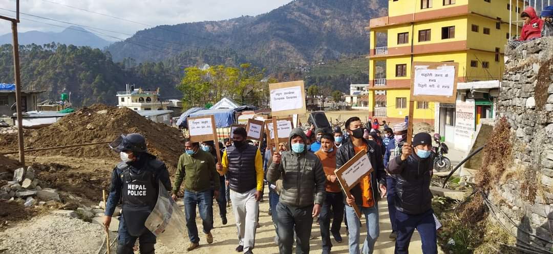 विद्युत आपूर्तिकाे माग गर्दै आजपनि बाजुराबासी आन्दाेलनमा