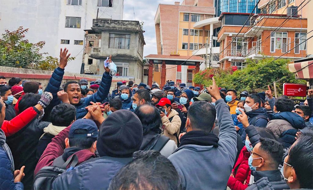 नतिजा प्रकाशनको माग गर्दै लोकसेवा आयोगमा परीक्षार्थीको प्रदर्शन