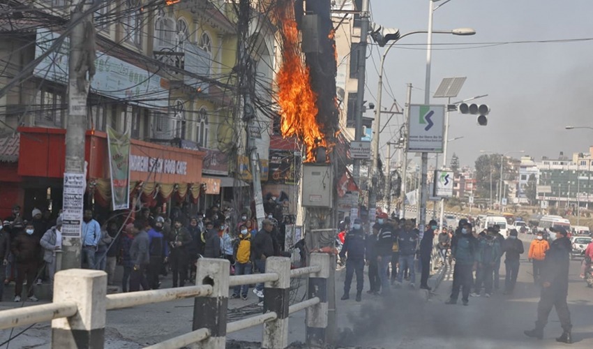 बिजुलीको पोलमा आगलागी भएपछि…