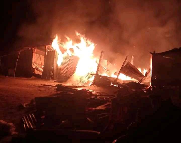 खप्तड छेडेदह गाउँपालिका वडा नं ३ मा तीन वटा पसलमा आगलागी