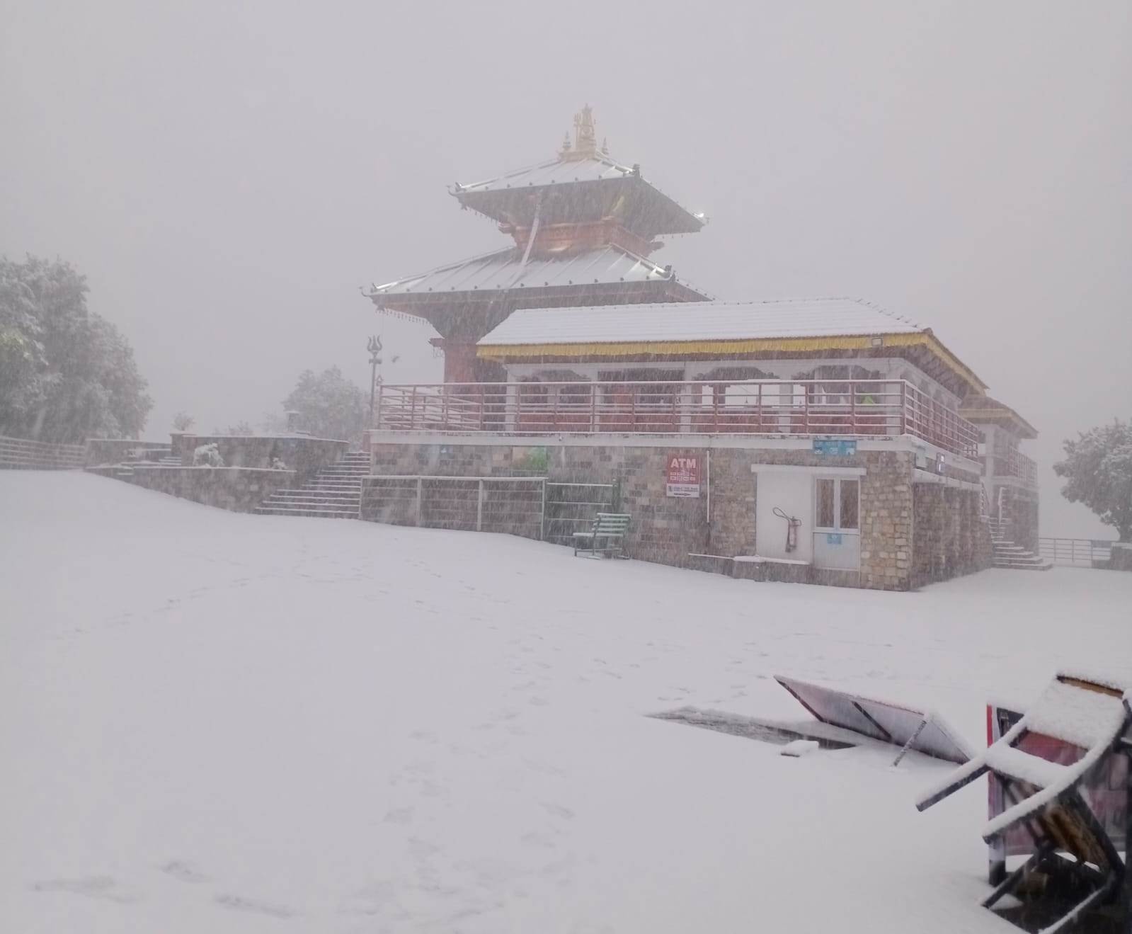 चन्द्रागिरी डाँडामा हिमपात सुरु