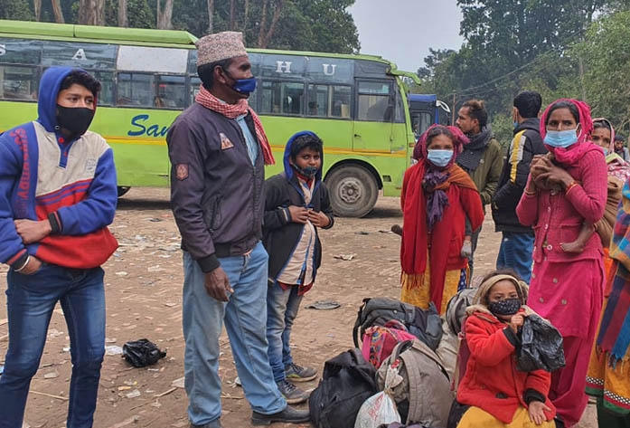 परिवार पाल्न ज्यान हातमा राखेर मुग्लान पस्दै सुदूरपश्चिमेली