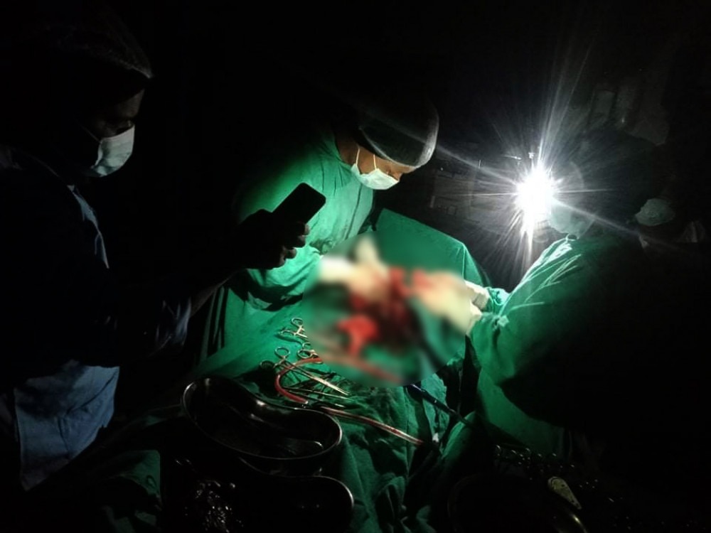 मोबाइलको उज्यालोमा अप्रेसन