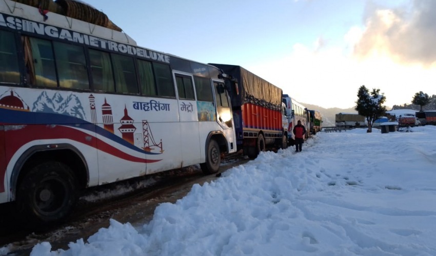 बैतडीको श्रीभावरमा तीन दिनदेखि यात्रु अलपत्र