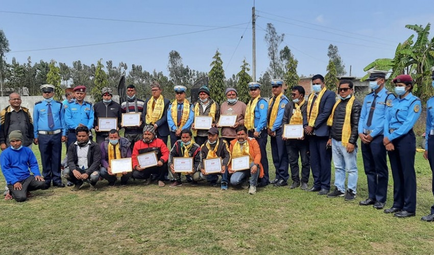 कञ्चनपुरमा ट्राफिक प्रहरीद्वारा अटो चालकलाई ‘असल सवारी चालक’ पुरस्कारले सम्मान