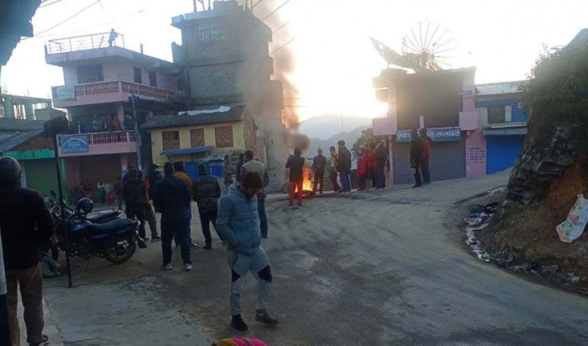 बैतडीमा टायर बालेर प्रर्दशन, यात्रु अलपत्र