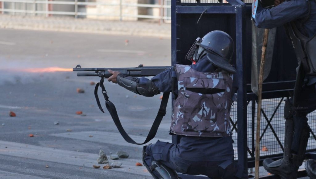 बाजुरा जिल्लाका ३ ओटा मतदान स्थलमा प्रहरीले गर्याे हवाई फाएर