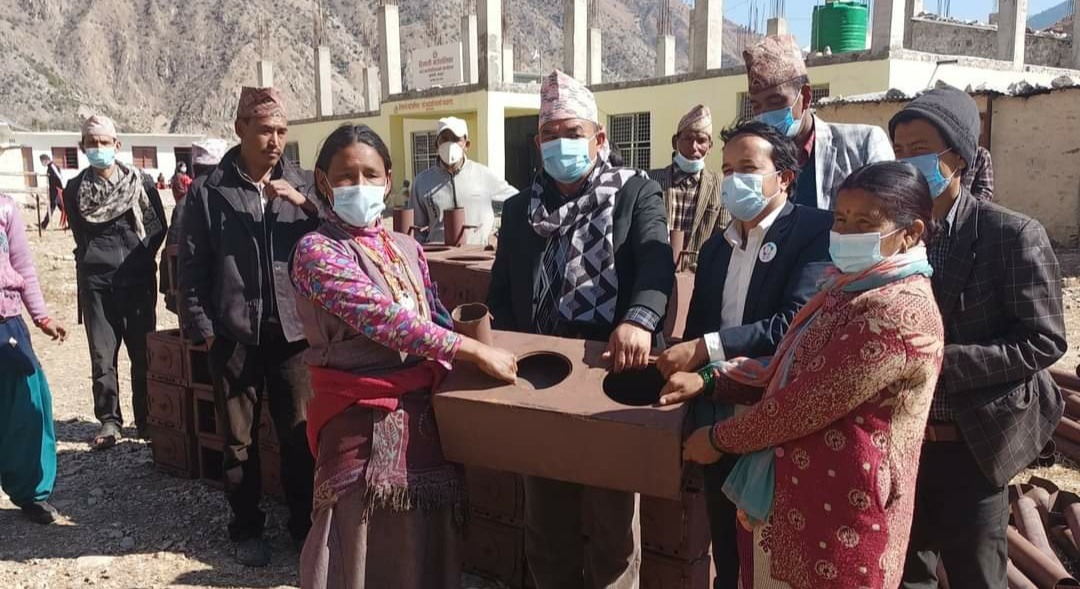 हिमाली गाउँपालिकाले बाँड्याे विपन्न परिवारलाई फलामे चुलो 