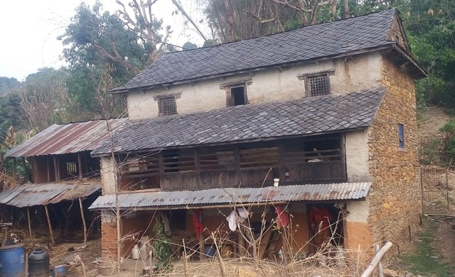 गाउँगाउँमा पक्की घरको लहर, परम्परागत ढुङ्गे घर पातलिंदै