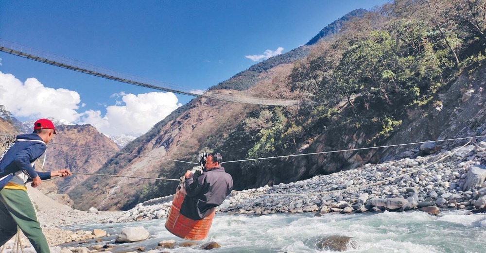 उद्घाटनको पर्खाइमा झोलुंगे पुलमा ताला