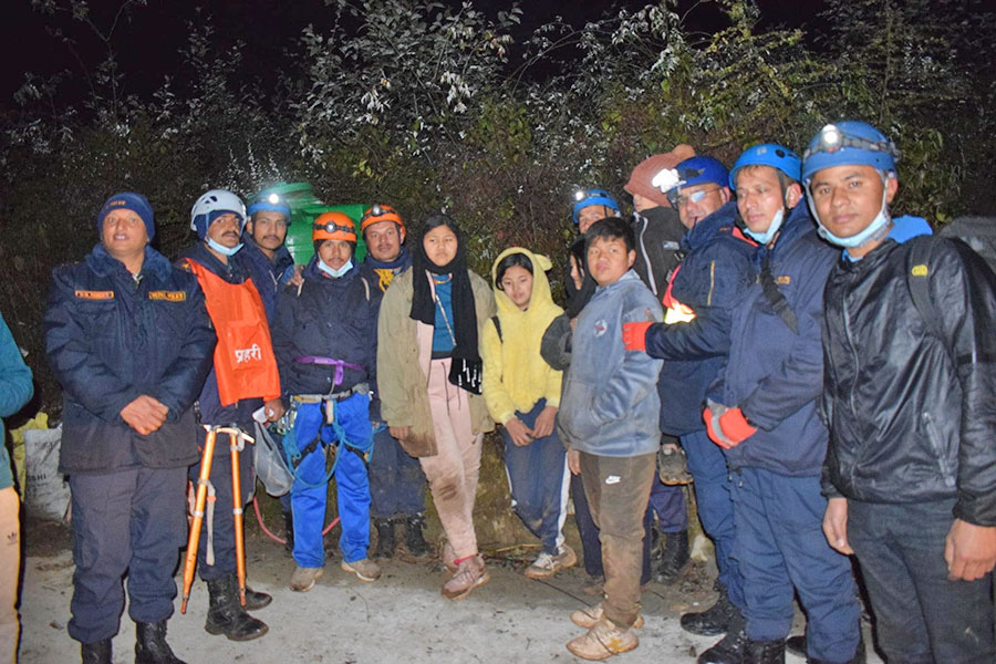 चन्द्रागिरिमा हिउँ खेलेर फर्किंदा हराएका ५ जनाको उद्धार