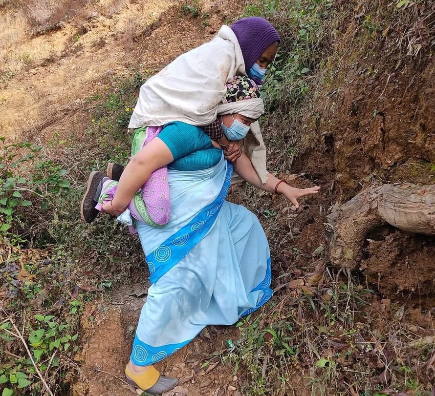 ७८ वर्षीया वृद्धालाई स्वास्थ्य स्वयंसेविकाले बोकेर पुर्‍याइन् खोपकेन्द्र