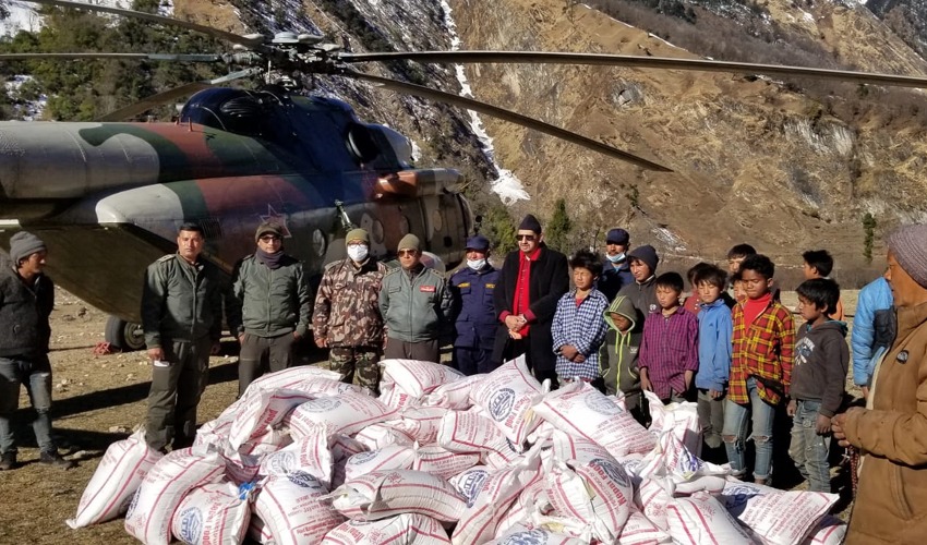 बझाङको साइपालमा हेलिकोप्टरमार्फत चामल ढुवानी