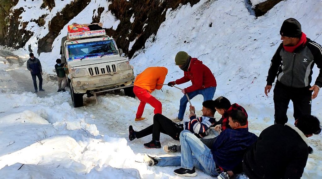हिउँ नपग्लिदाँ मार्तडी-कोल्टी सडकमा आवतजावत गर्न समस्या